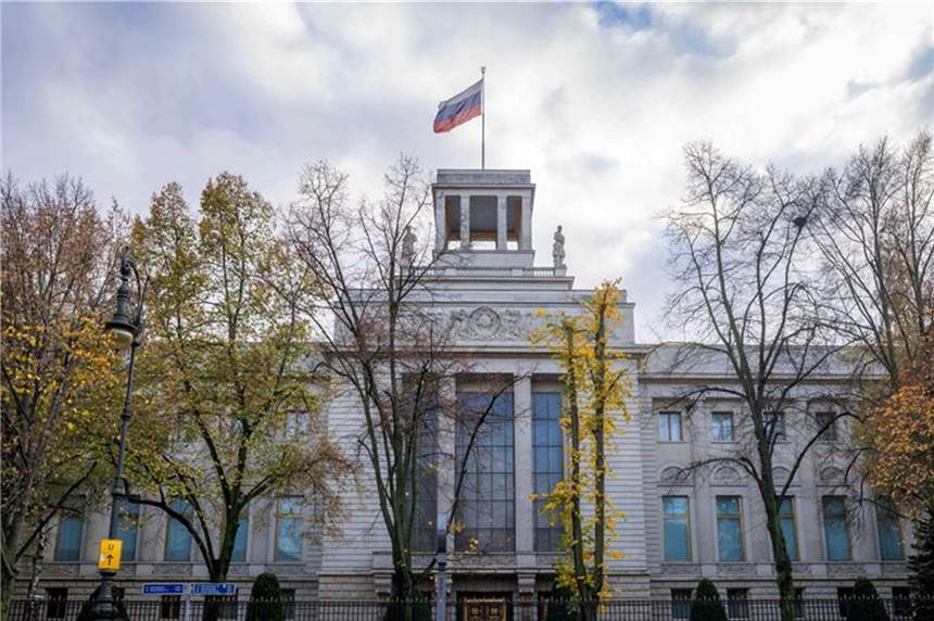Leiche von russischem Diplomaten an Botschaft in Berlin gefunden Ein Mitarbeiter der russischen Botschaft in Berlin lag tot auf dem Gehweg - die Todesursache ist weiter unklar.