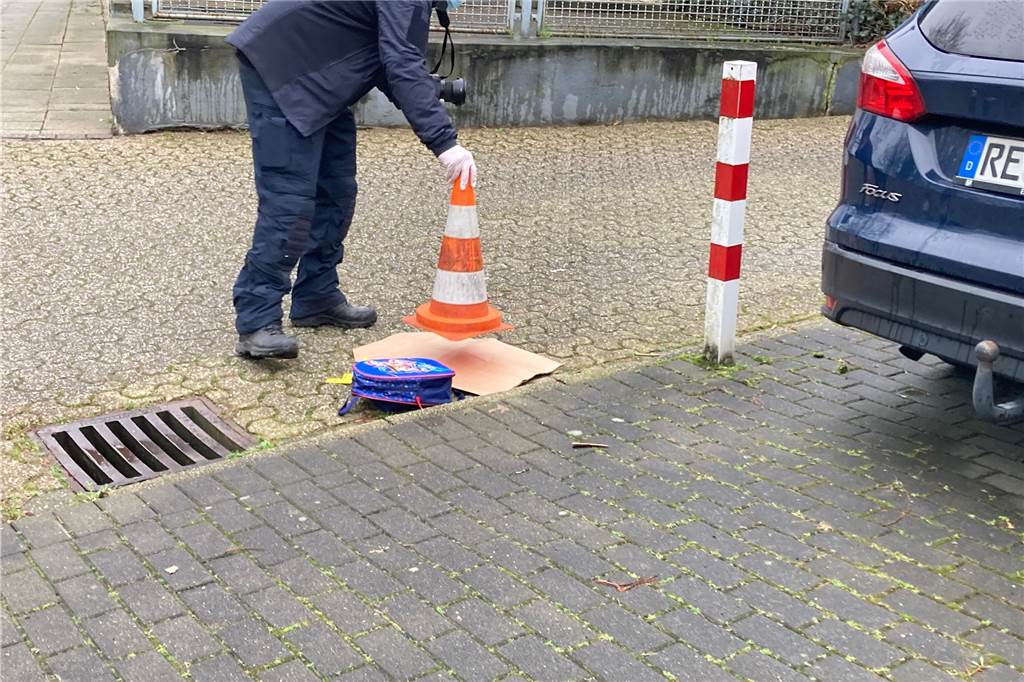 Ein Warnkegel steht auf der Fahrbahn.
