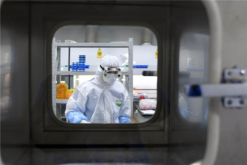 Ein Albtraum namens Wuhan: erst Panne, dann Pandemie? Ein Mitarbeiter des Coronavirus-Nachweislabors «Huoyan» arbeitet an Nukleinsäuretests zum Nachweis des neuartigen Coronavirus.