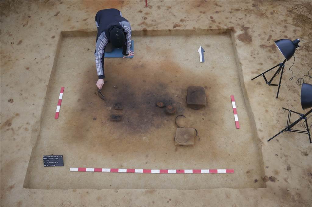 Jahrtausende Jahre alt: Alles zu den archäologischen Sensationsfunden in Nienborg Ein Mitarbeiter des Grabungsteams legt sorfältig ein Grab aus der Jungsteinzeit frei.