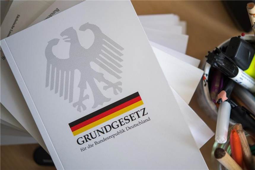 Ein Mitarbeiter des öffentlichen Dienstes muss erklären, die Grundsätze der freiheitlichen demokratischen Grundordnung im Sinne des Grundgesetzes zu bejahen. Foto: Monika Skolimowska