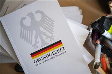 Ein Mitarbeiter des öffentlichen Dienstes muss erklären, die Grundsätze der freiheitlichen demokratischen Grundordnung im Sinne des Grundgesetzes zu bejahen. Foto: Monika Skolimowska