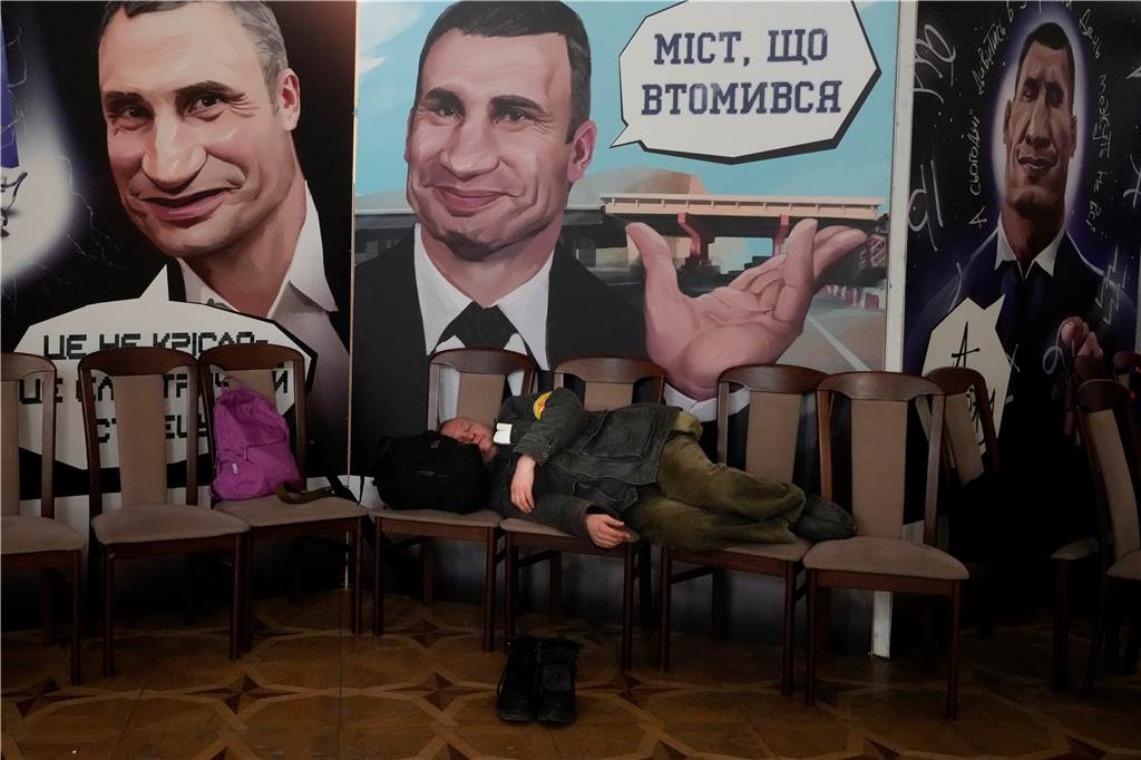 Der größte Kampf der Klitschkos – und ihr letzter? Ein Mitarbeiter des Zivilschutzes schläft vor Plakaten des Bürgermeisters von Kiew und ehemaligen Schwergewichtsweltmeisters Klitschko im Rathaus von Kiew.