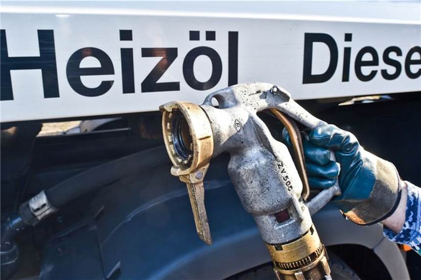 CO2-Preis im Verkehr belastet ärmere Haushalte stärker Ein Mitarbeiter eines Heizöllieferanten bereitet die Betankung eines Mehrfamilienhauses mit Heizöl vor.