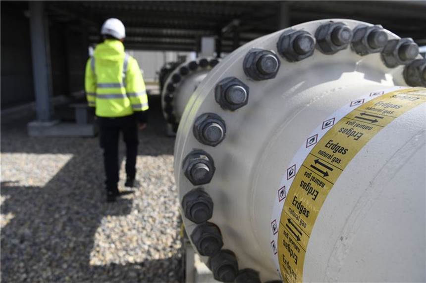 Wäre ein russischer Energie-Lieferstopp für Deutschland zu verkraften? Ein Mitarbeiter geht an einem Teil einer Erdgasleitung am Gelände der Gas Connect Austria Verdichterstation.