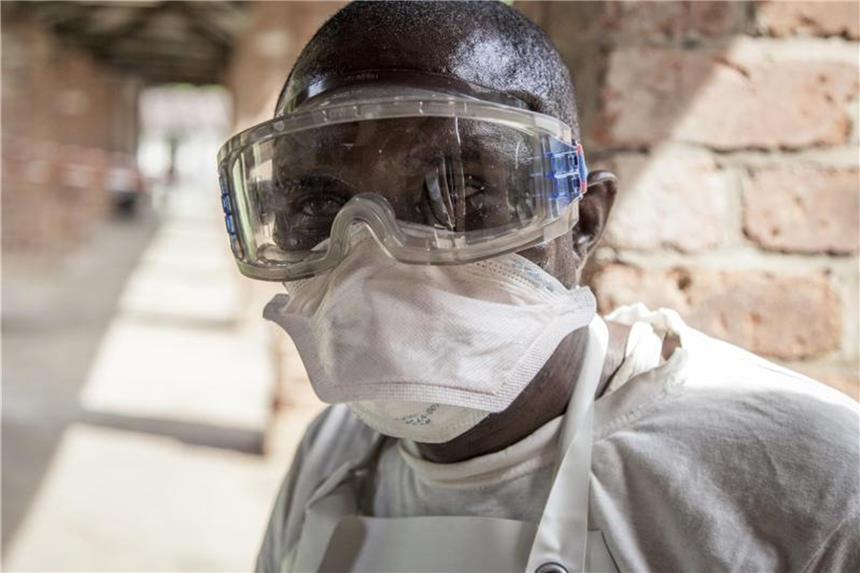 Kongo bestätigt 17 Ebola-Fälle Ein Mitarbeiter in einem Ebola-Behandlungszentrum in Bikoro im Kongo in Schutzkleidung. Foto: Mark Naftalin/UNICEF/AP