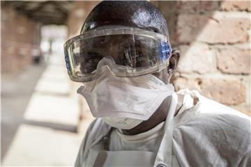 Ein Mitarbeiter in einem Ebola-Behandlungszentrum in Bikoro im Kongo in Schutzkleidung. Foto: Mark Naftalin/UNICEF/AP