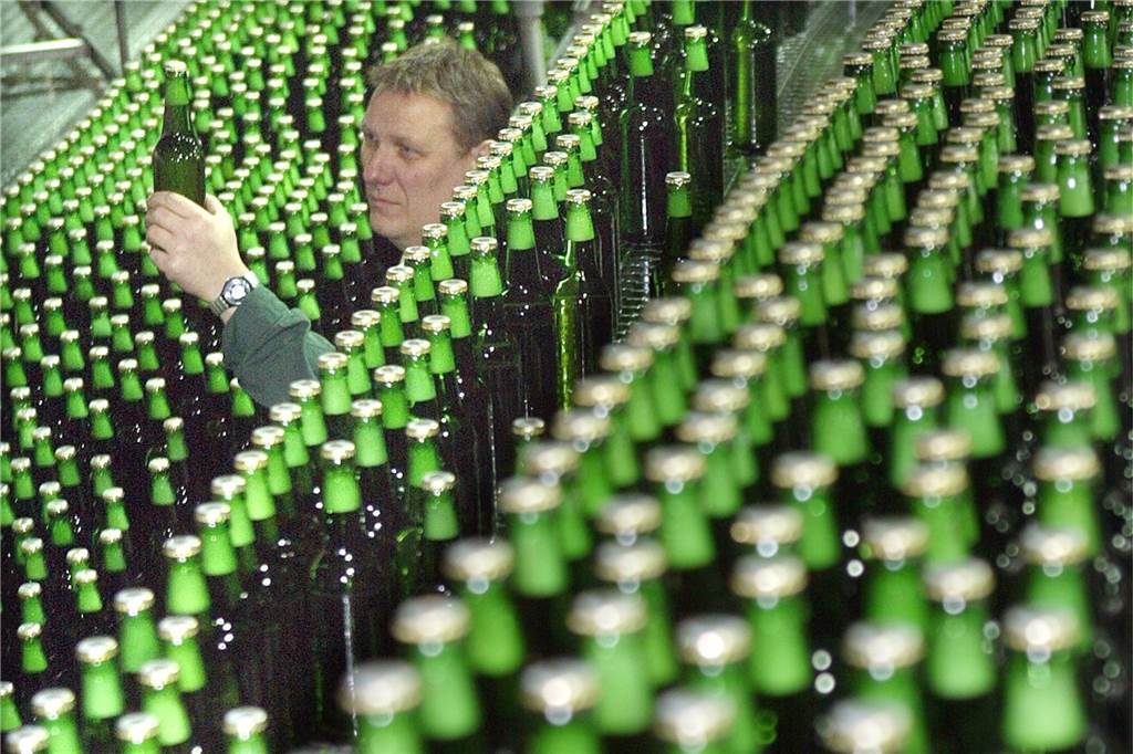 Ein Mitarbeiter kontrolliert in der Abfüllung der DAB-Brauerei in Dortmund eine Flasche. Das Exportbier ist in Schweden besonders beliebt.