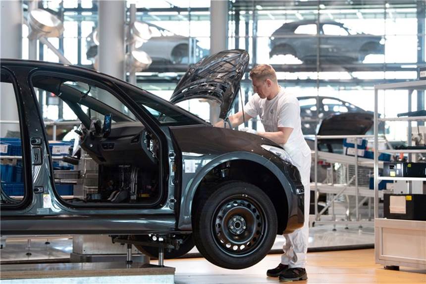 Chipmangel verteuert Neuwagen weiter Ein Mitarbeiter von Volkswagen in der Gläsernen Manufaktur in Dresden.