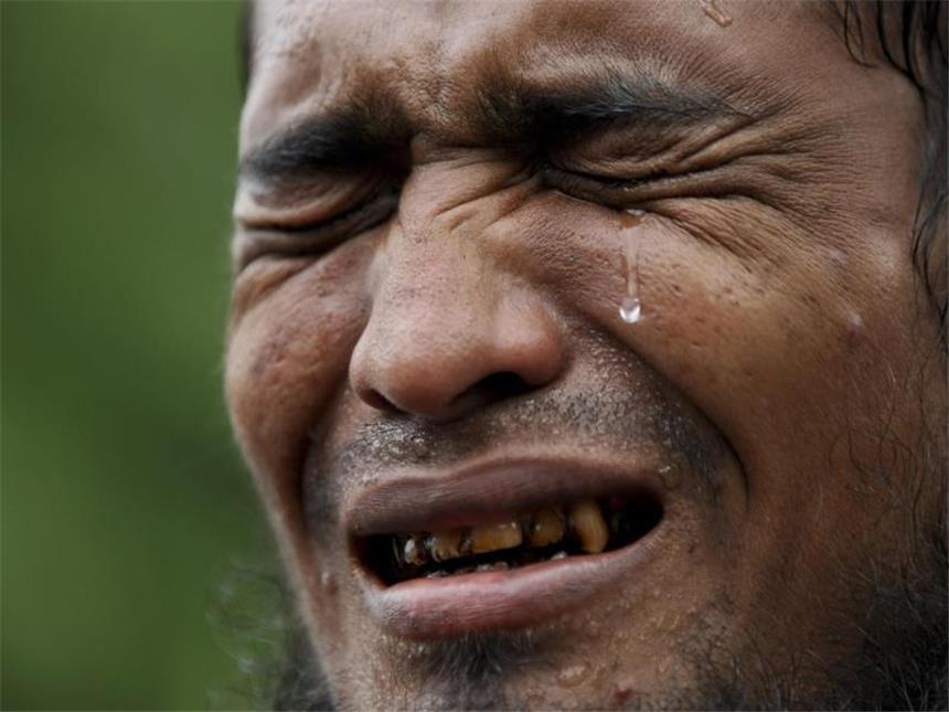 UN sehen ethnische Säuberung in Myanmar Ein Mitglied der muslimischen Minderheit der Rohingyas protestiert unter Tränen vor der Botschaft von Myanmar im malaysischen Kuala Lumpur gegen die Unterdrückung und Gewalt gegenüber der Volksgruppe in Myanmar. Foto: Daniel Chan