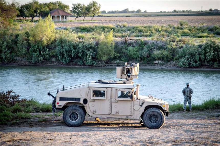 Trump schickt US-Nationalgarde an die Grenze zu Mexiko Ein Mitglied der Nationalgarde steht am Fluss Rio Grande an der Grenze zwischen Texas und Mexiko. Trump macht seit Ostern neue Stimmung gegen Einwanderer; über mehrere Tage setzte er aggressive Twittersalven ab. Foto. Maj. Randall Stillinger/Planet Pix via ZUMA Wire Foto: Maj. Randall Stillinger