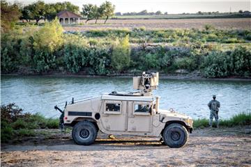 Ein Mitglied der Nationalgarde steht am Fluss Rio Grande an der Grenze zwischen Texas und Mexiko. Trump macht seit Ostern neue Stimmung gegen Einwanderer; über mehrere Tage setzte er aggressive Twittersalven ab. Foto. Maj. Randall Stillinger/Planet Pix via ZUMA Wire Foto: Maj. Randall Stillinger