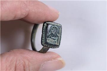 Ein mittelalterlicher Bronze-Ring mit dem Bildnis des Heiligen Nikolaus. Foto: Israel Antiquities Authority