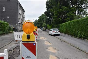 Ein Mix aus Flicken, Absperrungen und tiefen Löchern: Der Talweg in Brackel ist zumindest vorübergehend nach dem Unwetter befahrbar.