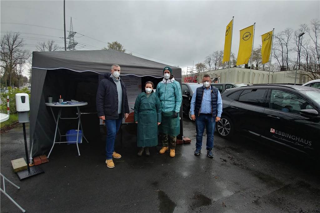 Corona-Tests in Unternehmen: Machen Arbeitgeber in Dortmund da mit? Ein mobiles Testzentrum hat das Autohaus Ebbinghaus in Dortmund auf seinem Firmengelände errichten lassen. Hier wird ohne Termin getestet.