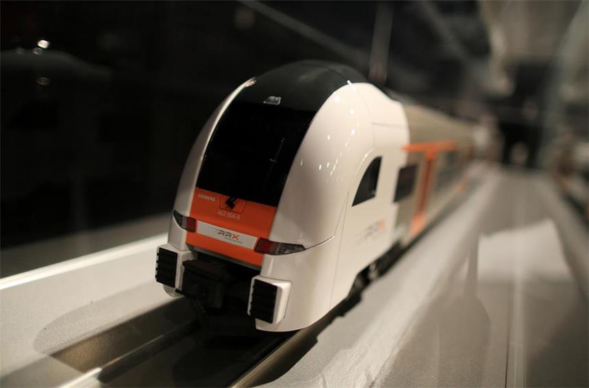 Ein Modell des neuen RXX-Zuges steht am 19.10.2015 in Hamm (Nordrhein-Westfalen) im Helios Theater in einem Schaukasten.