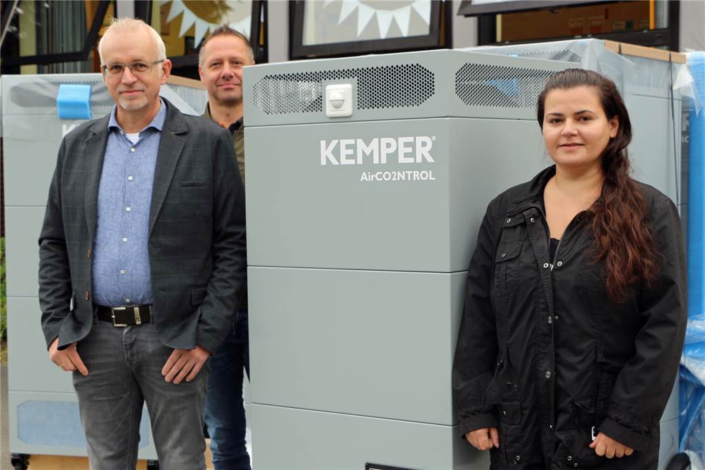 Jetzt ging alles ganz schnell: 19 mobile Luftreiniger stehen in Schulen bereit Ein Modell wurde noch auf dem Schulhof ausgepackt (v.l.): Bürgermeister Werner Stödtke, Andreas Effing (Kemper) und Kristina Zinn (Schulverwaltung).