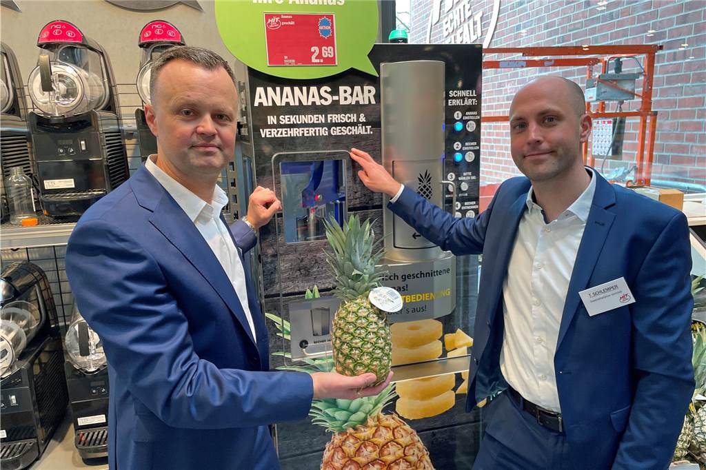 Ein moderner Ananas-Schneider zerlegt die Südfrucht direkt vor Ort.