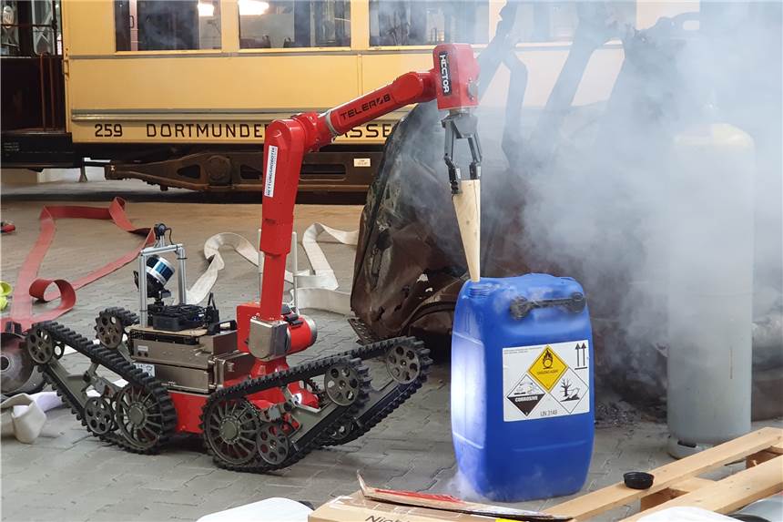 „Europaweit einzigartig“: Neues Roboter-Labor wird in Dortmund eröffnet Dieser Roboter verschließt einen Kanister mit einer ätzenden Flüssigkeit.