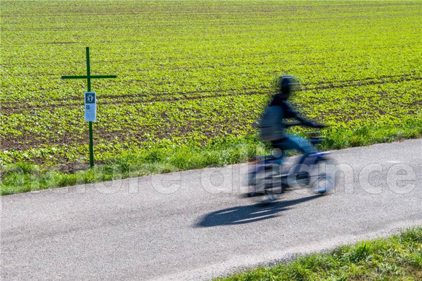 Mofafahrer kann nicht abbremsen und verletzt sich schwer in Herbern Ein Mofafahrer (hier ein Symbolbild) konnte am Sonntag in Herbern nicht abbremsen und verletzte sich schwer.