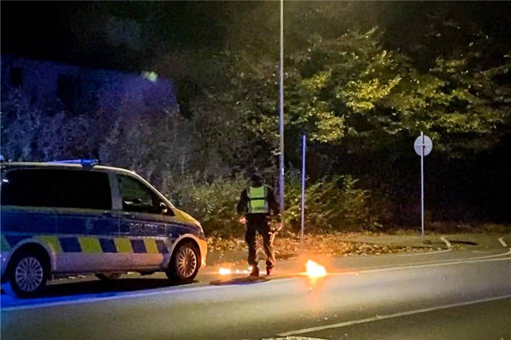 Tuningtreff eskaliert: Molotowcocktail verfehlt Polizeiwagen knapp Ein Molotowcocktail verfehlte einen Polizeistreifenwagen nur knapp.