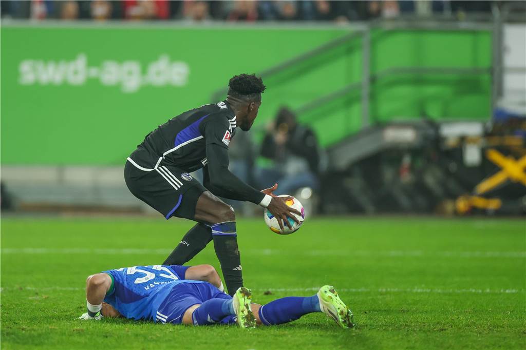 Schalke verpasst das nächste Aufhol-Wunder Schalkes Stürmer Bryan Lasme nach seinem Tor zum 4:3 in Düsseldorf.