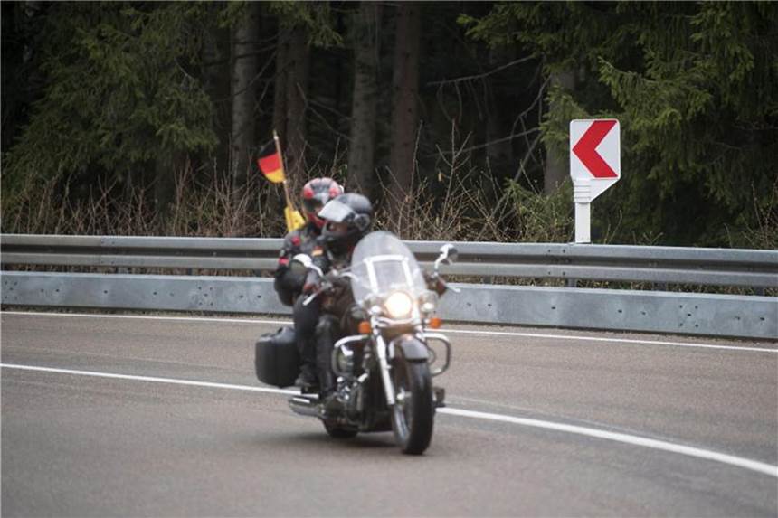 Bikern hilft Pause vor Ende der Tour Ein Moment fehlender Aufmerksamkeit kann für den Motorradfahrer fatale Folgen haben. Gerade gegen Ende einer Tour werden kurze Pausen deshalb wichtig. Foto: Marijan Murat