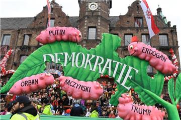Ein Motivwagen fährt im Rosenmontagsumzug. Foto: Federico Gambarini/Archiv