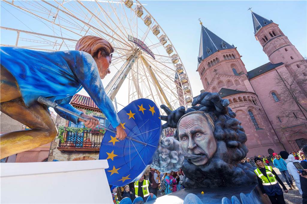 Karneval 2023 in NRW Ein Motivwagen stellt den russischen Präsidenten Wladimir Putin als schwarze Unwetterwolke dar, die der Europäischen Union "scharfen Ostwind" entgegenbläst.