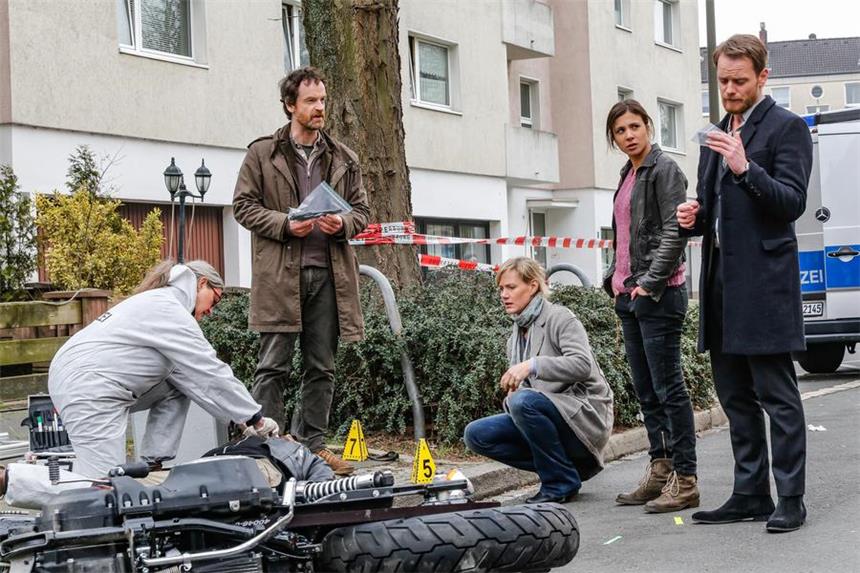 Neuer Dortmund-Tatort wird "noch schmutziger" Ein Motorradfahrer ist tot, die Dortmunder Mordkommission ermittelt: Für (v.l.) Rechtsmedizinerin Greta Leitner (Sybille Schedwill) und die Kommissare Peter Faber (Jörg Hartmann), Martina Bönisch (Anna Schudt), Nora Dalay (Aylin Tezel) und Daniel Kossik (Stefan Konarske) geht’s im neuen Tatort „Zahltag“ in die Nordstadt und ins Rocker-Milieu