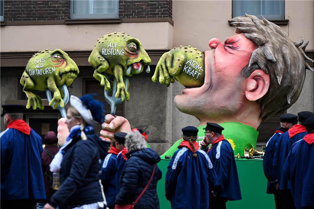 Karneval 2023 in NRW Ein Mottowagen zeigt Bundeswirschaftsminister Robert Habeck der Kröten mit den Aufschriften "Atomkraft", "Aufrüstung" und "Gas aus Diktaturen" schluckt. In Düsseldorf findet der erste Rosenmontagszug seit drei Jahren statt, 2021 und 2022 waren die Züge wegen Corona ausgefallen.