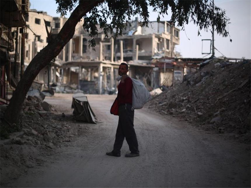 Syriens Opposition reist zu Friedensgesprächen Ein Müllsammler sucht nach Kupfer und anderem Metall, um seinen Lebensunterhalt zu bestreiten. Foto: Mohammed Badra