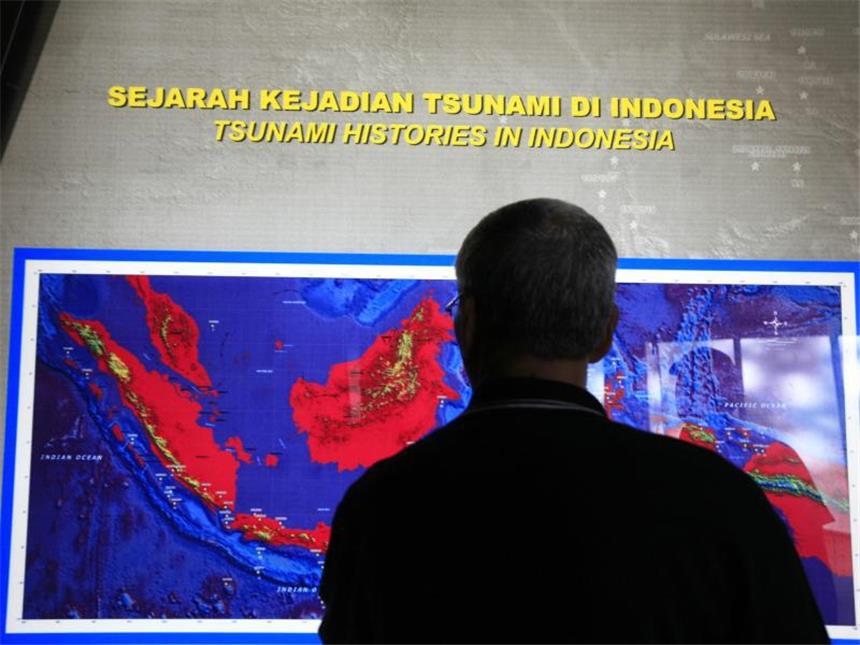 Plan-Chefin: «Wiederaufbau nach Tsunami hat gut funktioniert» Ein Museumsbesucher betrachtet eine Karte mit den indonesischen Tsunami-Gebieten. Foto: Hotli Simanjuntak