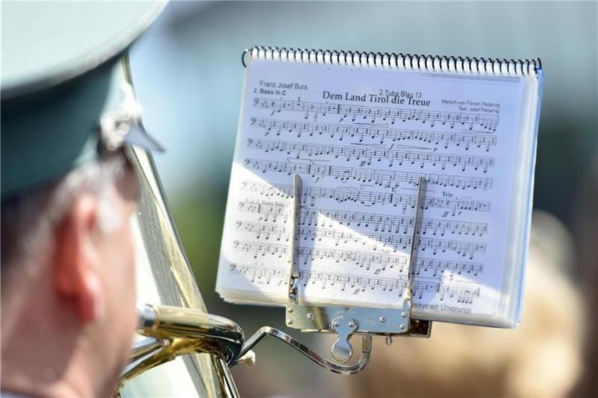 Landesmusikfest Sauerland: Umzug mit rund 2000 Teilnehmern Ein Musiker liest beim Festumzug seine Noten für das Lied "Dem Land Tirol die Treue". Foto: Caroline Seidel