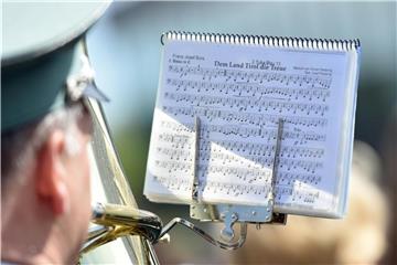 Ein Musiker liest beim Festumzug seine Noten für das Lied "Dem Land Tirol die Treue". Foto: Caroline Seidel