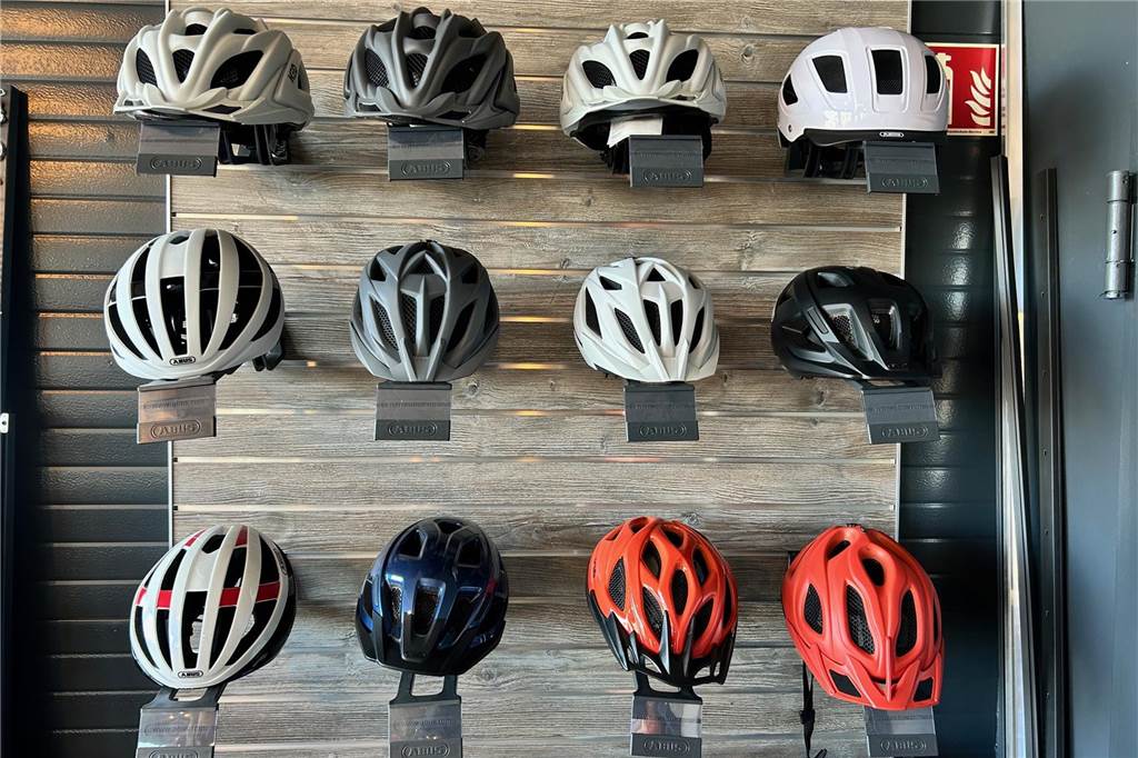 Haltern macht sich fit für Fahrradsaison Fahrradhelme sind in einem Geschäft an der Wand befestigt.