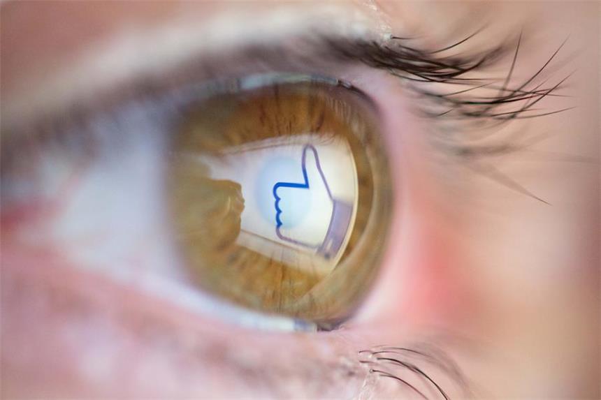 Facebook-Gewinne steigen weiter in die Höhe Ein nach oben zeigender Daumen - das Facebook-Symbol für «gefällt mir» - spiegelt sich am 28.06.2013 in Münster (Nordrhein-Westfalen) im Auge eines Betrachters. Sprudelnde Werbeeinnahmen dank mehr als zwei Milliarden Nutzern haben Facebook im zweiten Quartal einen überraschend deutlichen Gewinnsprung beschert.