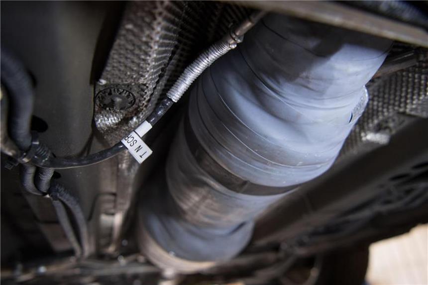Experten: Nachrüstungen alter Diesel „grundsätzlich möglich“ Ein nachgerüsteter SCR-Katalysator ist am Unterboden eines Autos zu sehen. Foto: Marijan Murat/Archiv