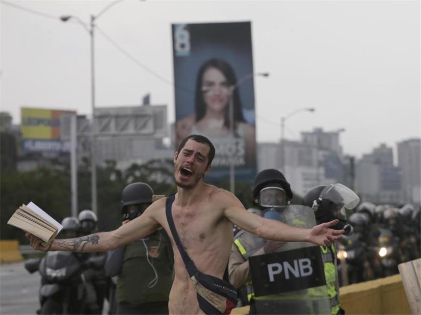 Appell an Venezuelas Militär: "Nicht mit Titanic untergehen" Ein nackter Demonstrant hält während eines Protests gegen die Regierung eine Bibel hoch. Foto: Fernando Llano
