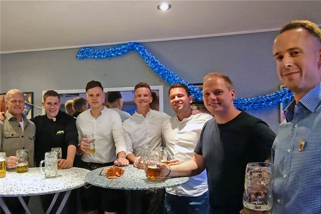 Heeker feiern zünftiges Oktoberfest nach langer Durststrecke Ein namenloser Herrenstammtisch feierte kurzentschlossen und zeigte, dass es auch ohne Krachlederne zünftig zugehen kann.