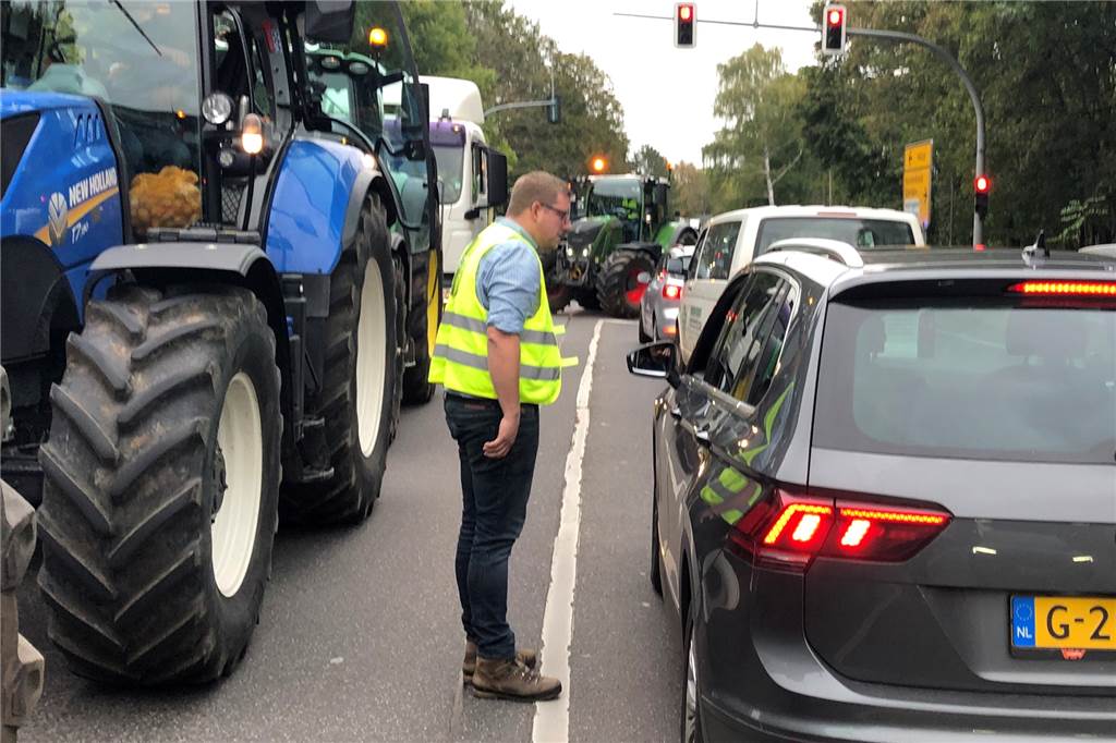 Liveticker: Landwirte aus dem Kreis Borken fahren in Kolonne zum Protest nach Bonn Ein Netz Kartoffeln gibt es unterwegs für die wartenden Autofahrer. Dass die Polizei ihre Übergabe ausgerechnet an einer Autobahnausfahrt macht, hatte sich von den Landwirten auch niemand so vorgestellt.