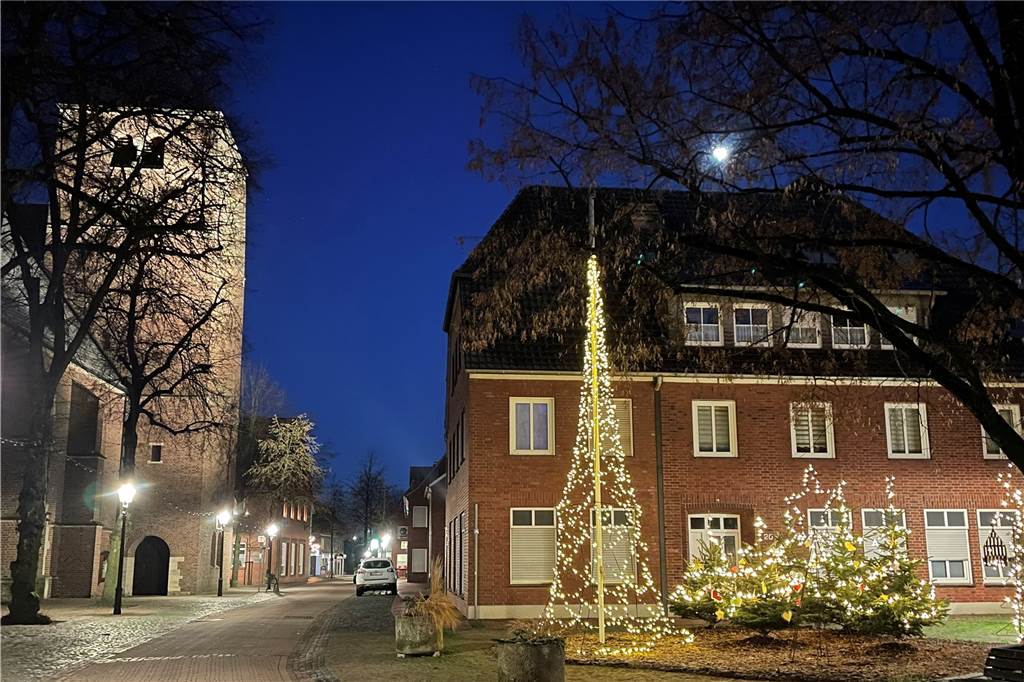 Neues Weihnachtsbild im Dorf – auch dank der Ideenschmiede eines Tüftlers Ein neuer Blickfang zwischen Linde und Kirche war vielen Südlohnern in der Weihnachtszeit ein besonderes Anliegen.