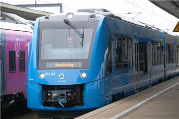 Ein neuer Brennstoffzellenzug, der mit Strom aus Wasserstoff fährt, auf dem Bahnhof in Wolfsburg. Foto: Peter Steffen