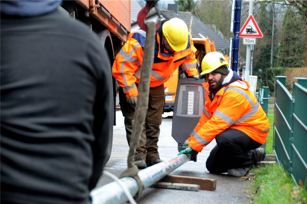 Umrüstung der Straßenlaternen auf LED-Technik hat die Rechnung der Stadt kräftig gesenkt Ein neuer LED-Lampenkopf wurde am Kirschbaumsweg auf den Stahlmasten geschraubt, der anschließend vom Kran zu seinem Fundamentloch gehoben wurde.