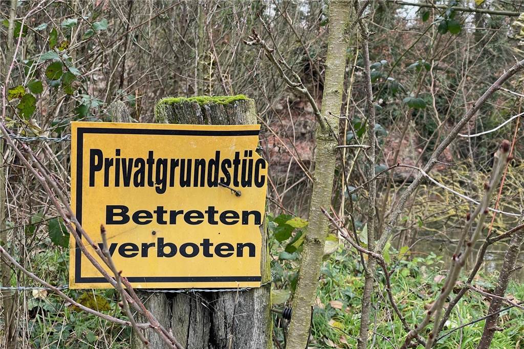 Ein neuer Wanderweg führt zum Standort der Rauschenburg. Das Betreten des Privatgeländes, auf dem sich die Mauerreste befinden, ist aber verboten.