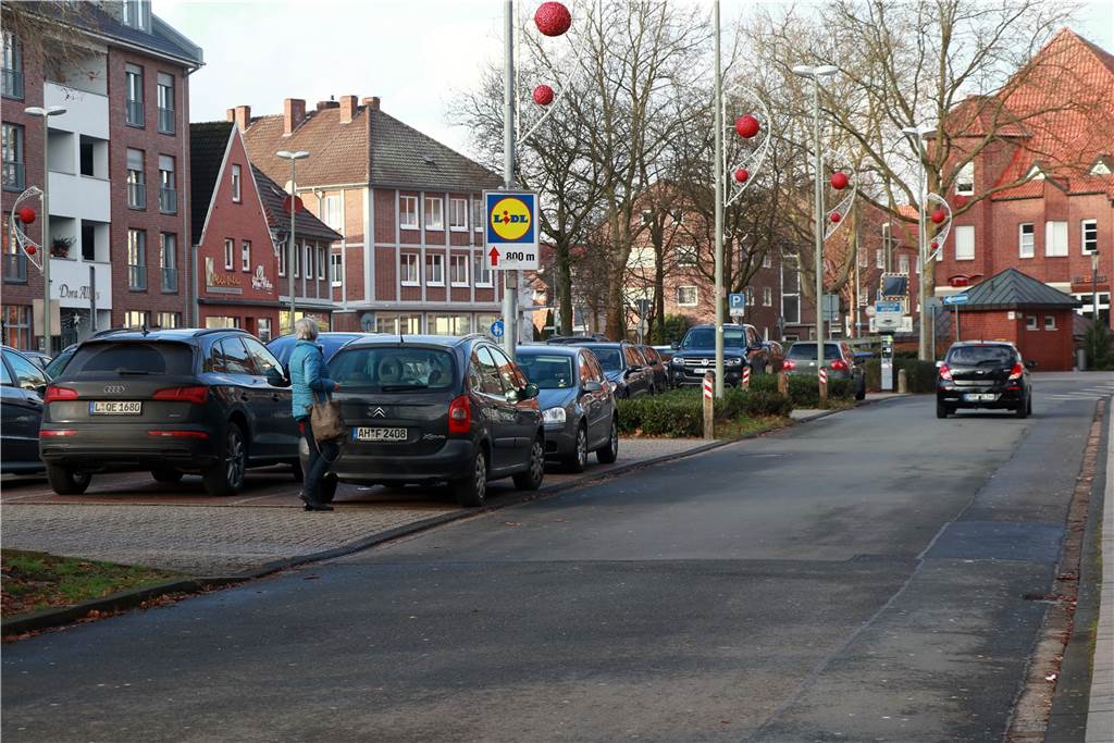 Pläne für Ahauser Wallstraße: Promenade, Außengastronomie und deutlich weniger Parkplätze Ein neues Gebäude soll einen guten Abschluss im Norden der Wallstraße bilden, wo heute Tiefgarageneinfahrt und WC-Gebäude sind.