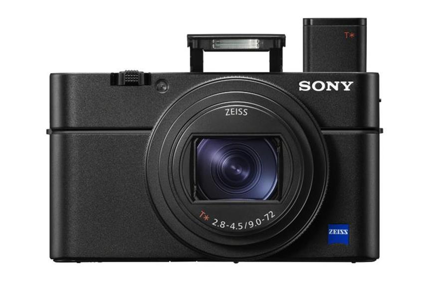 Ein neues Objektiv mit achtfachem optischem Zoom hat Sony der neuen RX100 VI (1300 Euro) verpasst. Bei Bedarf ausklappbar: Mini-Blitz und optischer OLED-Sucher. Foto: Sony