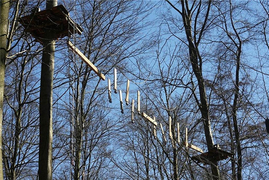 Saisonstart im Kletterwald: Brandneue Elemente und Preiserhöhungen Ein Parcours-Element des Halterner Kletterparks
