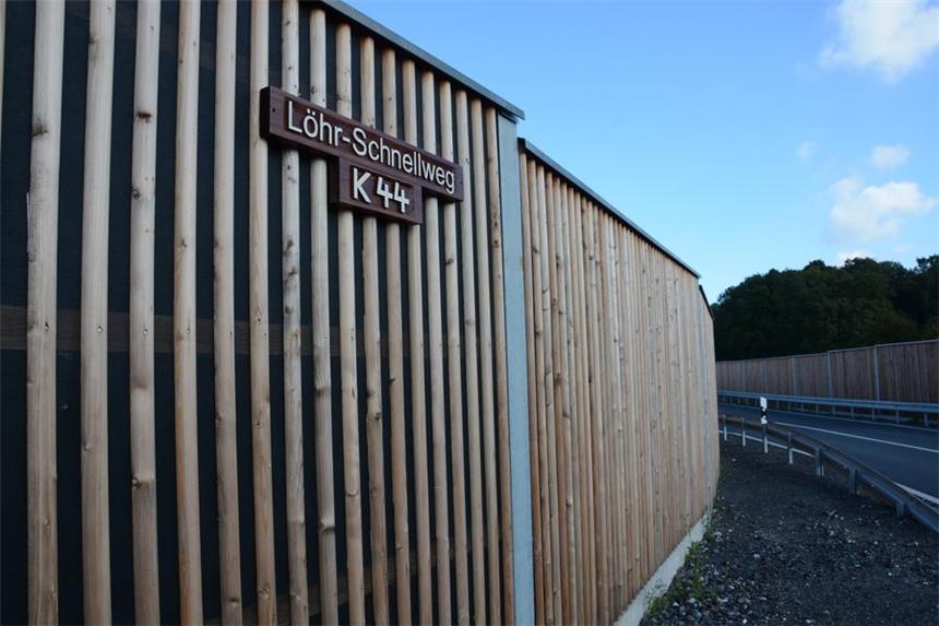 "Löhr-Schnellweg": Kreis entfernt das Straßenschild Ein neues Schild hängt an der Lärmschutzwand der K44n. Es weist die Straße als Löhr-Schnellweg aus. Doch das Schild hat nicht die Stadt angebracht. Das Namesgebungsverfahren ist noch nicht abgeschlossen.
