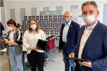 Ein neues technologisches Zeitalter beginnt an der Gesamtschule Olfen - sie wechselt von Notebooks zu iPads. Zunächst haben alle Lehrerinnen und Lehrer ein neues Endgerät bekommen.
